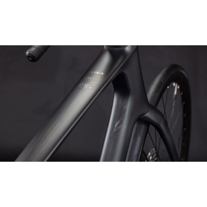 Cube Attain C:62 Race blackline